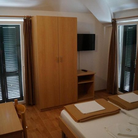 Pansion Knezovic Hotel Baska Voda Exterior photo