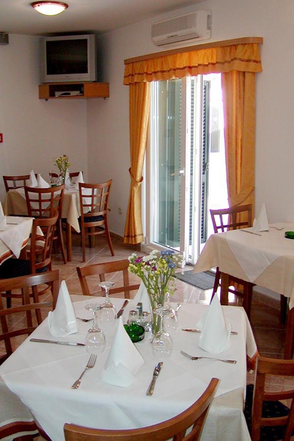 Pansion Knezovic Hotel Baska Voda Exterior photo