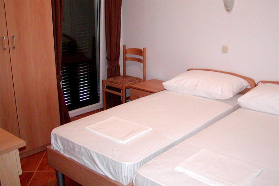 Pansion Knezovic Hotel Baska Voda Exterior photo