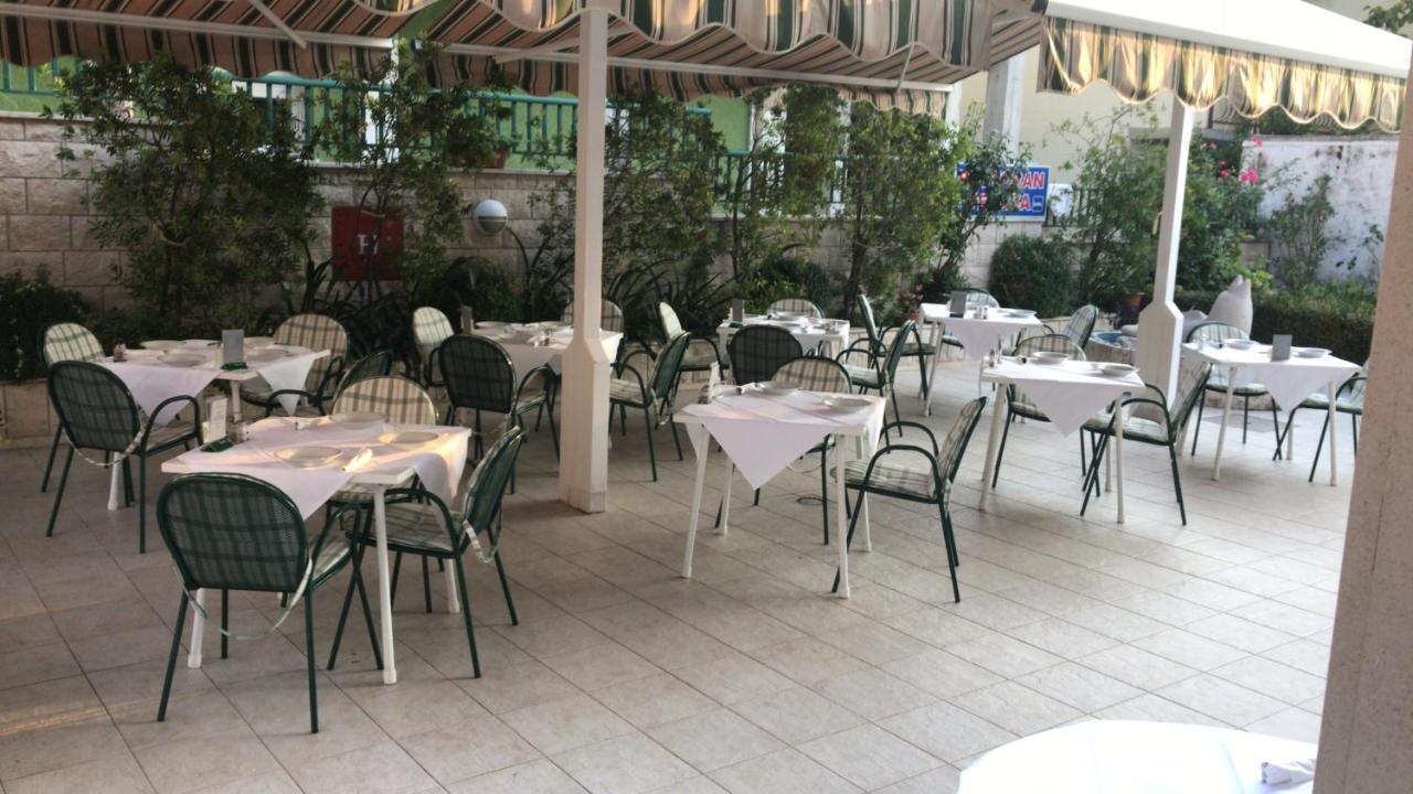 Pansion Knezovic Hotel Baska Voda Exterior photo