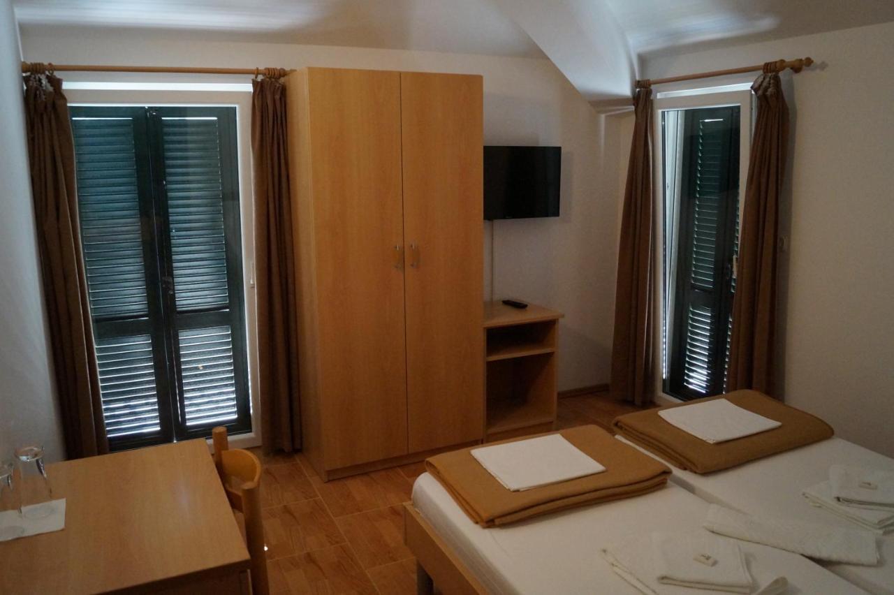 Pansion Knezovic Hotel Baska Voda Exterior photo
