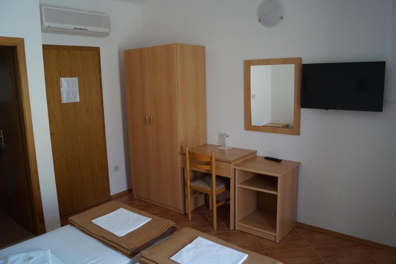 Pansion Knezovic Hotel Baska Voda Exterior photo